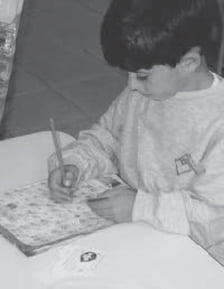Criança da Escola Mopyatã, durante processo de aprendizado