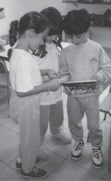 Crianças da Escola Mopyatã, durante processo de aprendizado