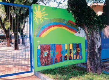 Muro enfeitado por crianças e adolescentes na Vila Madalena