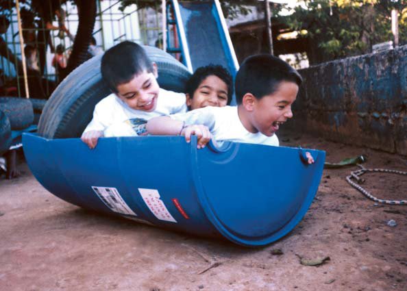 As crianças brincam de tenda, casa de jogos, crianças grande jogo