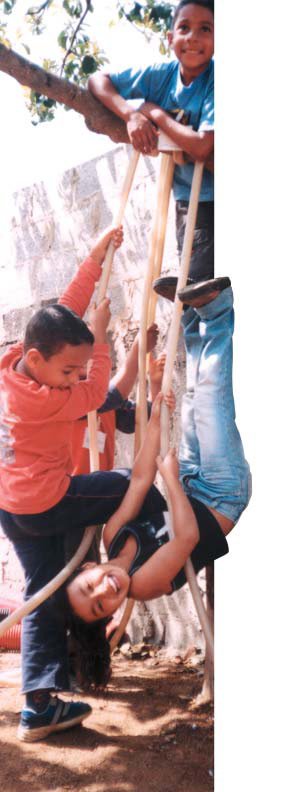 A investigação das crianças inclui escalar árvore e dar  cambalhotas no ar, usando mangueiras