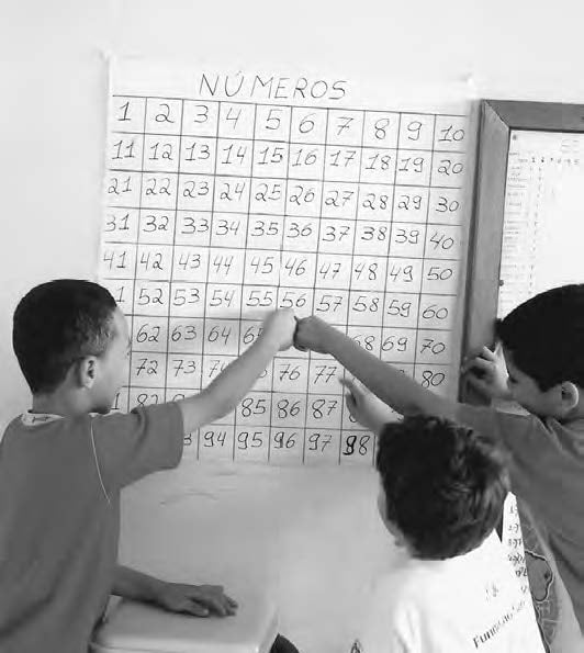 Crianças consultam tabela numérica