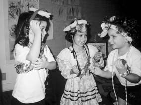 Carolina, Isabel e Clara brincam de Carmen Miranda.