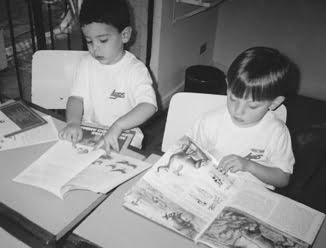 Ainda que não sejam leitores convencionais, as crianças desenvolvem estratégias para ler a  partir do que já sabem sobre os livros (arquivo Escola Logos)