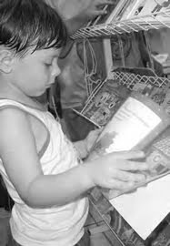 Roberto, 3 anos, na Biblioteca Muncipal da escola Paulo Freire