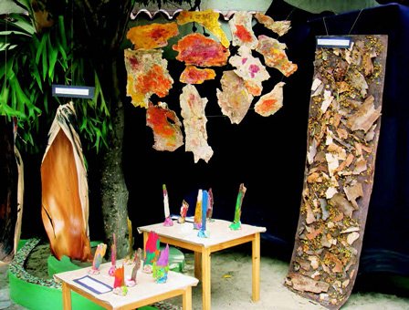 Folha de palmeira pintada com nanquim e tingimento de cascas de árvore "Mameleuca".  Colagem de folhas, cascas e flores da árvore Tipuana.